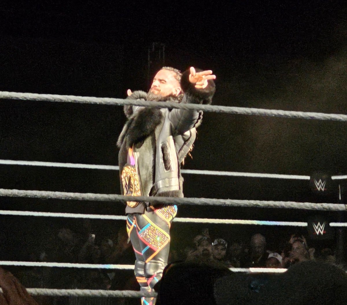 _Rollins_Utd's tweet photo. The WWE World Heavyweight Champion @WWERollins retaining his prestigious Championship against Shinsuke Nakamura at #WWEBoise ๐๐ฅ
๐ธ: @JaxMightRBLX https://t.co/6ivchlDSCW