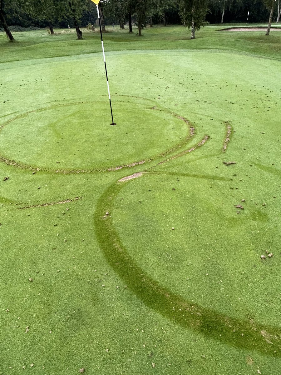 Mindless vandalism on the 12th green by what looks like a surron type electric bike🤦‍♂️. <a href="/wakefieldgolf/">Wakefield Golf Club</a> <a href="/wakefield_pro/">WakefieldGCProShop</a> <a href="/BIGGALtd/">British & International Golf Greenkeepers Assn.</a> <a href="/WestYorksPolice/">West Yorkshire Police</a> <a href="/Watertonparkgc/">Waterton Park GC</a> <a href="/Lowlaithesgreen/">Jonathan Brown</a> <a href="/Woolleyparkgolf/">WoolleyParkGolfClub</a>
