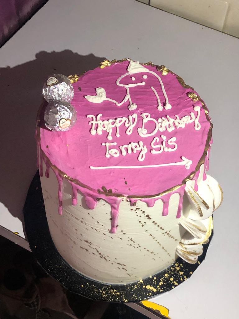 Riqueza_cakes's tweet photo. Delivered to Ikoyi 
Feedbacks dont lie💃💃💃💃
3layers of redvelvet cake https://t.co/UXSrx7oXL8