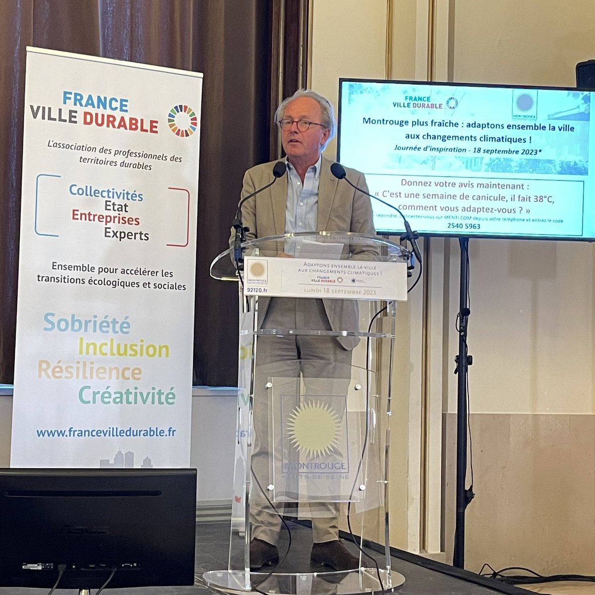 Scx_Flo's tweet photo. Accueil par #EtienneLengerau & #GwenolaRabier
Une stratégie bas carbone est une véritable interrogation et remise en perspectives de notre consommation, mobilité, habitat
#AgirLocal une voie à impact positif
@Montrouge92 @GrandParisMGP https://t.co/u1D8BySaIg