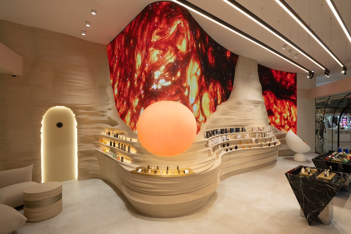 يسعدنا إفتتاح البوتيك الجديد لعطور #أمواج في #دبي_مول <a href="/TheDubaiMall/">Dubai Mall by Emaar</a> بتصميمٍ مستوحى من منظر بزوغ الفجر على هضبة قرية #سيق ومدرجات الورد التي تزيّن #الجبل_الأخضر في #عُمان ليُشكّل واحة عطرية وحسيّة مستلهمة من واحد من أجمل المواسم الجمالية في عُمان الحبيبة🌹
#فخامة
#عطور 
#تسوق
