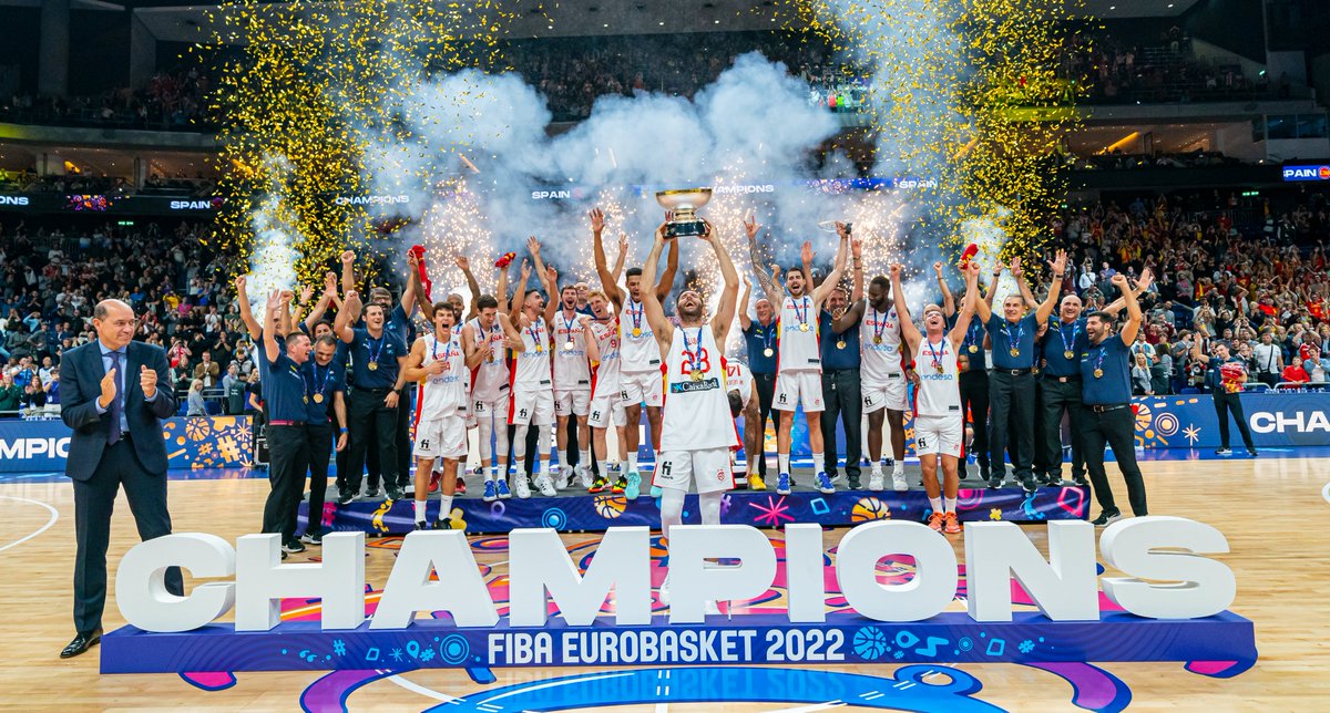 BaloncestoESP's tweet photo. El 4⃣ @EuroBasket de #LaFamilia cumple un año 🤩

One year ago... ❤️

#SomosEquipo https://t.co/7ft3CoDGI2