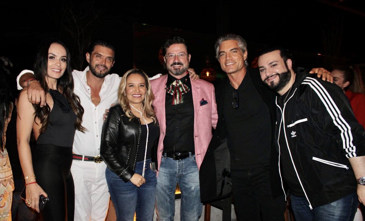 Noche de amigos para celebrar El Grito de Independencia en DOLMEN ROOFTOP, lugar exclusivo con vista espectacular, Padrinos de Honor <a href="/rbigorra/">Raquel Bigorra</a> y Víctor González,  Invitaron <a href="/vickylopeztv/">Vicky López</a> y Pedro Montiel. <a href="/unomasunomx/">unomasuno MX</a> <a href="/TVMundo_Digital/">TV MUNDO DIGITAL</a>  <a href="/rasainforma/">Rasainforma</a>   #VivaMexico  #BosqueReal