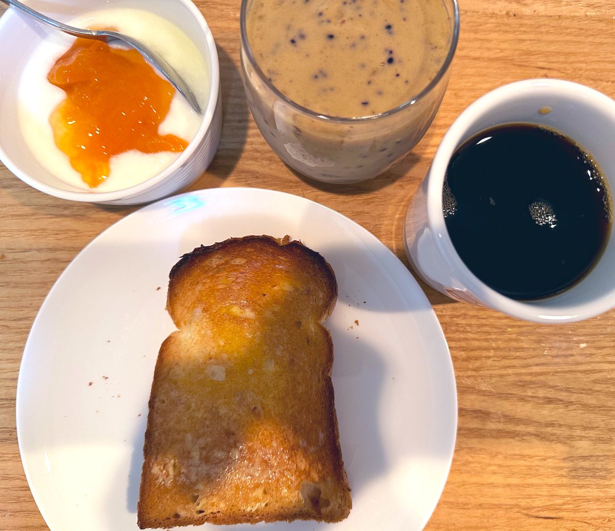 Maya_eclat's tweet photo. ブルディガラのマロンのパンをトーストし遅いお昼に食べました😊小さいオムレツとひたし豆、サラダチキンとブロッコリーやほうれん草のプレートにしました🍽️

朝は同じくブルディガラのパンドミを🍞アプリコットジャム、ときどきとても食べたくなる味なので今朝はヨーグルトに合わせました🥄😊 https://t.co/SQtDTeuowm