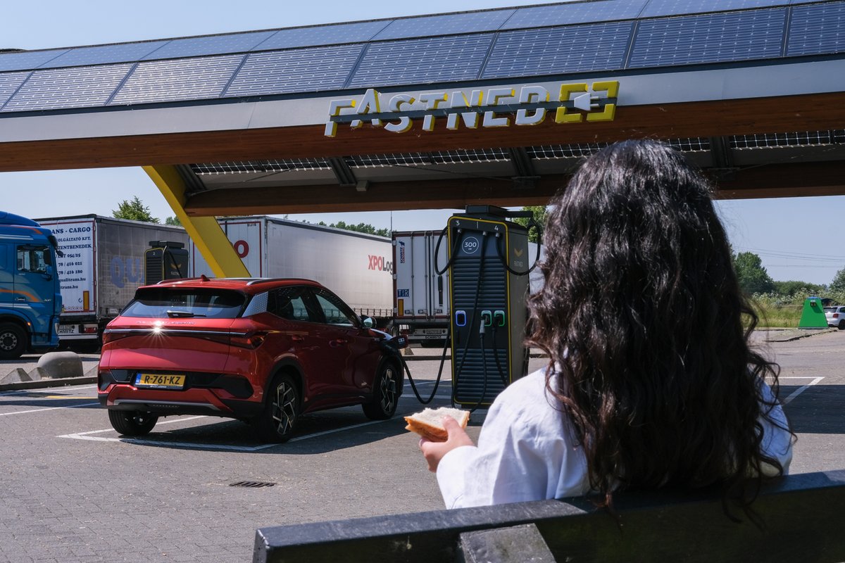 Auto geleverd met een volle accu of tank via Fleetport? Dagelijks laden en tanken wij onderweg vele auto’s om ze met een volle accu of tank een nieuwe berijder blij te maken! 
#Fleetport #Fleetdrivers #Poolbeheer #FastNed