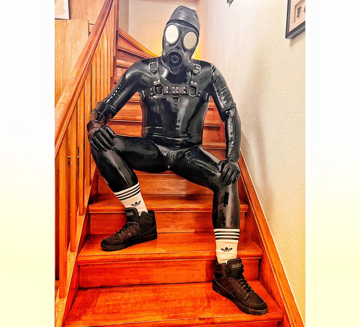 Oldie but goldie for #gasmaskmonday

#rubberdrone #s10 #gasmask #sneaker #blacklatex