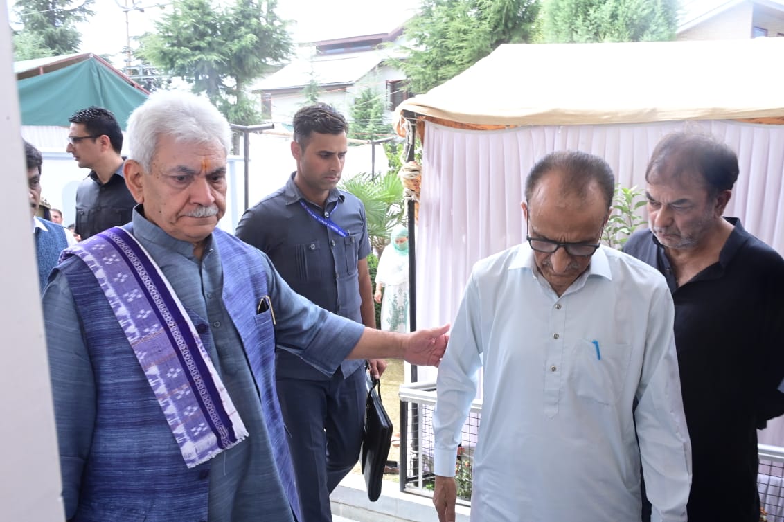 dar_Zubair_07's tweet photo. LG Sh.@manojsinha_ visited #Humhama, Budgam today to meet the family of #Braveheart_martyr DySP #HumayunBhat & expressed my condolences. Assured the family of all assistance & support from UT administration. The entire nation stands in #Solidarity with the bereaved family. https://t.co/j5V5ZUE2wc
