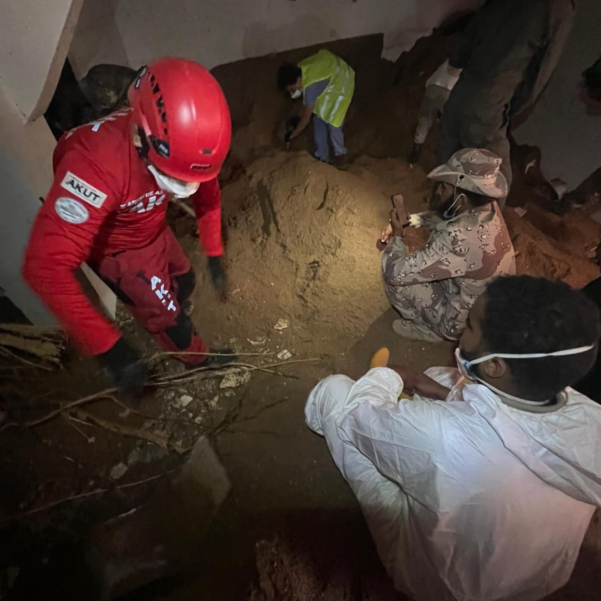 AKUTDernegi's tweet photo. #AKUToperasyon Libya'da yaşanan selin ardından operasyona çıkan ekibimiz, Derne'de arama kurtarma çalışmalarına devam etmektedir.
Our team, which went on an operation following the flood in Libya, continues its search and rescue efforts in Derne.
#LibyaSel #floodLibya https://t.co/Fe6jCFJtEf