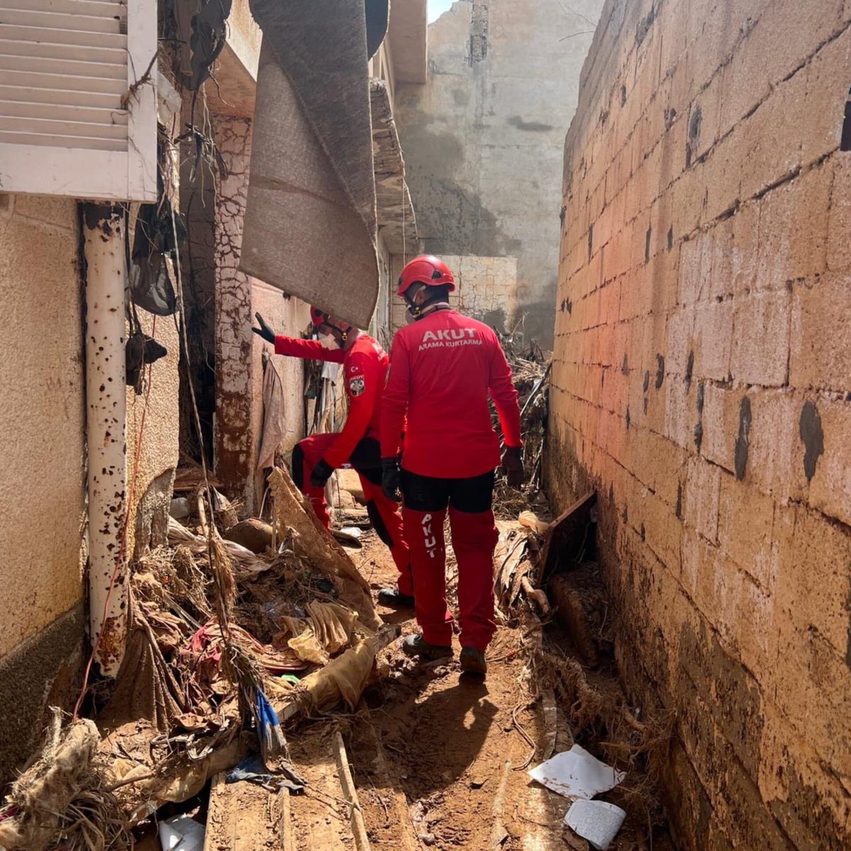 AKUTDernegi's tweet photo. #AKUToperasyon Libya'da yaşanan selin ardından operasyona çıkan ekibimiz, Derne'de arama kurtarma çalışmalarına devam etmektedir.
Our team, which went on an operation following the flood in Libya, continues its search and rescue efforts in Derne.
#LibyaSel #floodLibya https://t.co/Fe6jCFJtEf