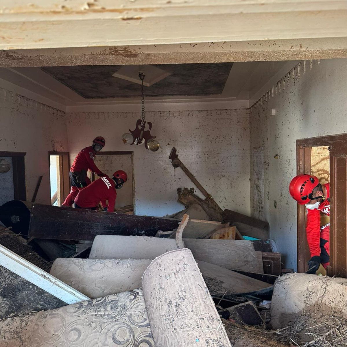 AKUTDernegi's tweet photo. #AKUToperasyon Libya'da yaşanan selin ardından operasyona çıkan ekibimiz, Derne'de arama kurtarma çalışmalarına devam etmektedir.
Our team, which went on an operation following the flood in Libya, continues its search and rescue efforts in Derne.
#LibyaSel #floodLibya https://t.co/Fe6jCFJtEf