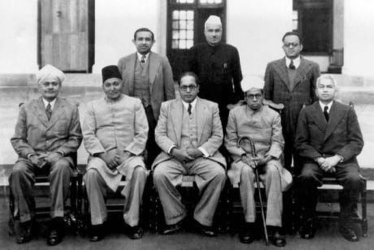 Profdilipmandal's tweet photo. डॉ आंबेडकर को बंगाल से संविधान सभा में पहुँचाने के लिए किसी भी मुस्लिम या सवर्ण हिंदू एमएलसी ने वोट नहीं दिया था। सवर्ण हिंदू तो उन्हें महाराष्ट्र में हरा ही चुके थे। उन्हें बंगाल विधानसभा में सात वोट मिले थे। वे वोट नामशूद्र , राजबंसी और आदिवासी समुदाय से थे। 

इस बारे में काफ़ी फेक न्यूज मार्केट में है, इसलिए सही फैक्ट जानना ज़रूरी है। 

इन सात महानुभावों ने डॉ आंबेडकर को संविधान सभा में पहुँचाया। 

1. जोगेंद्र नाथ मंडल, (नामशूद्र), बरिशाल, सिड्यूल्ड कास्ट फेडरेशन
2. मुकुंद बिहारी मल्लिक, (नामशूद्र), स्वतंत्र, खुलना
3. द्वारिकानाथ बारूरी , (नामशूद्र), कांग्रेस, फरीदपुर
4. गयानाथ बिश्वास, (नामशूद्र), कांग्रेस, टांगाइल
5. नगेंद्र नारायण रे, (राजबंशी) स्वतंत्र, रंगपुर
6. क्षेत्रनाथ सिंघा, (राजबंशी), कांग्रेस, रंगपुर
7. बीर बिरसा, कांग्रेस, (आदिवासी) मुर्शिदाबाद