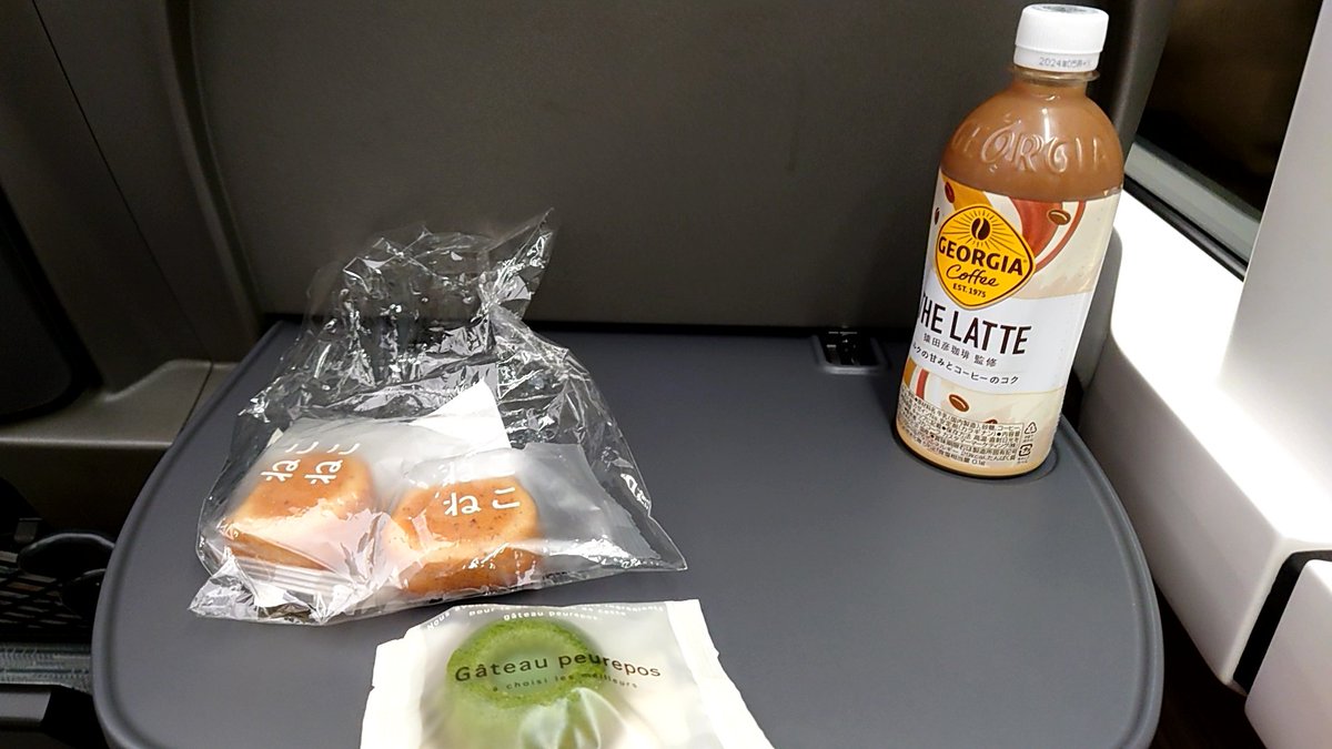 Sirius_stand's tweet photo. 少し贅沢な車両と
参加者の方のお土産を添えて帰ります。美味しくいただきます。本当にありがとうございます！

初めてのフラスタ企画でしたが本当に色々なことがあり、多くの方に助けていただき
その結晶を生で見ることも出来、本当に思い出に残る遠征になりました。

本当にありがとうございま��た https://t.co/BMM2z1jM4H