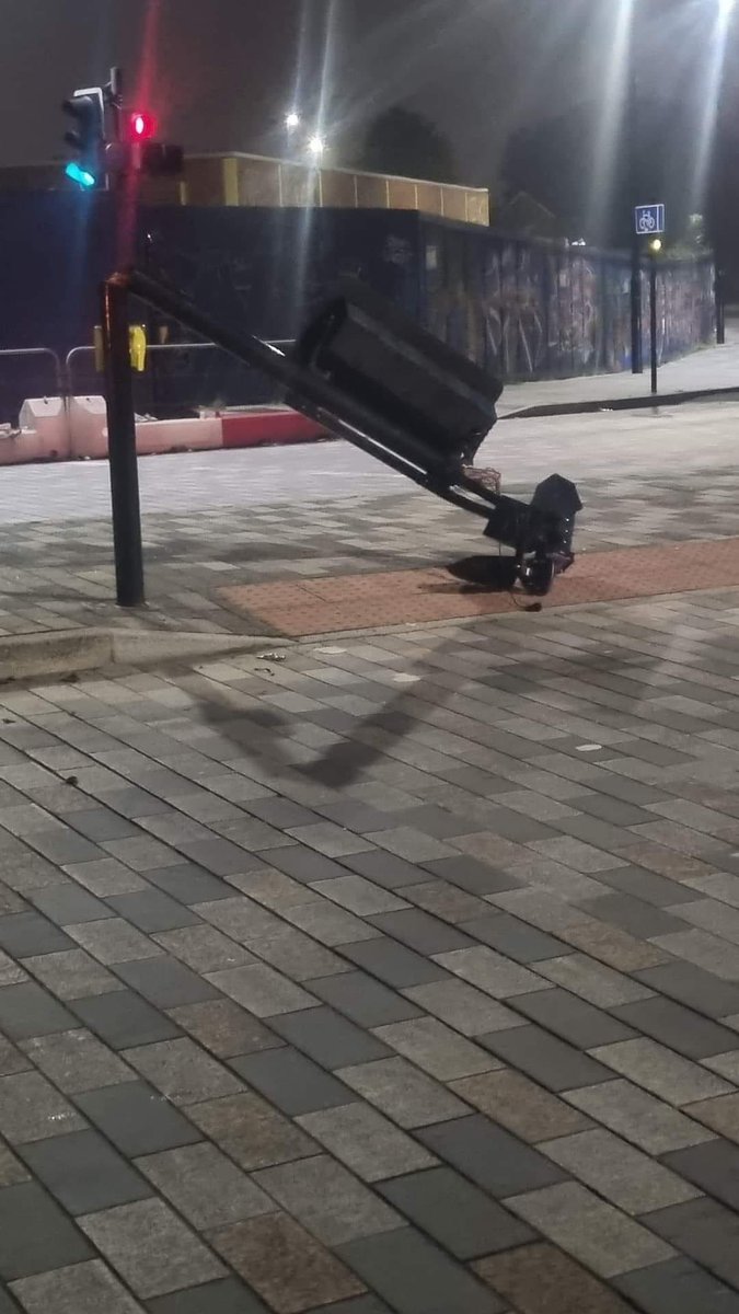 CaliforniaFrizz's tweet photo. These poles with cameras are dropping like flies, all over the place!
This global boiling is a safety hazard. Stay safe people!
#BladeRunners #SayNoToULEZ #DoNotComply #PowerToThePeople https://t.co/MTnDn5Ew4f