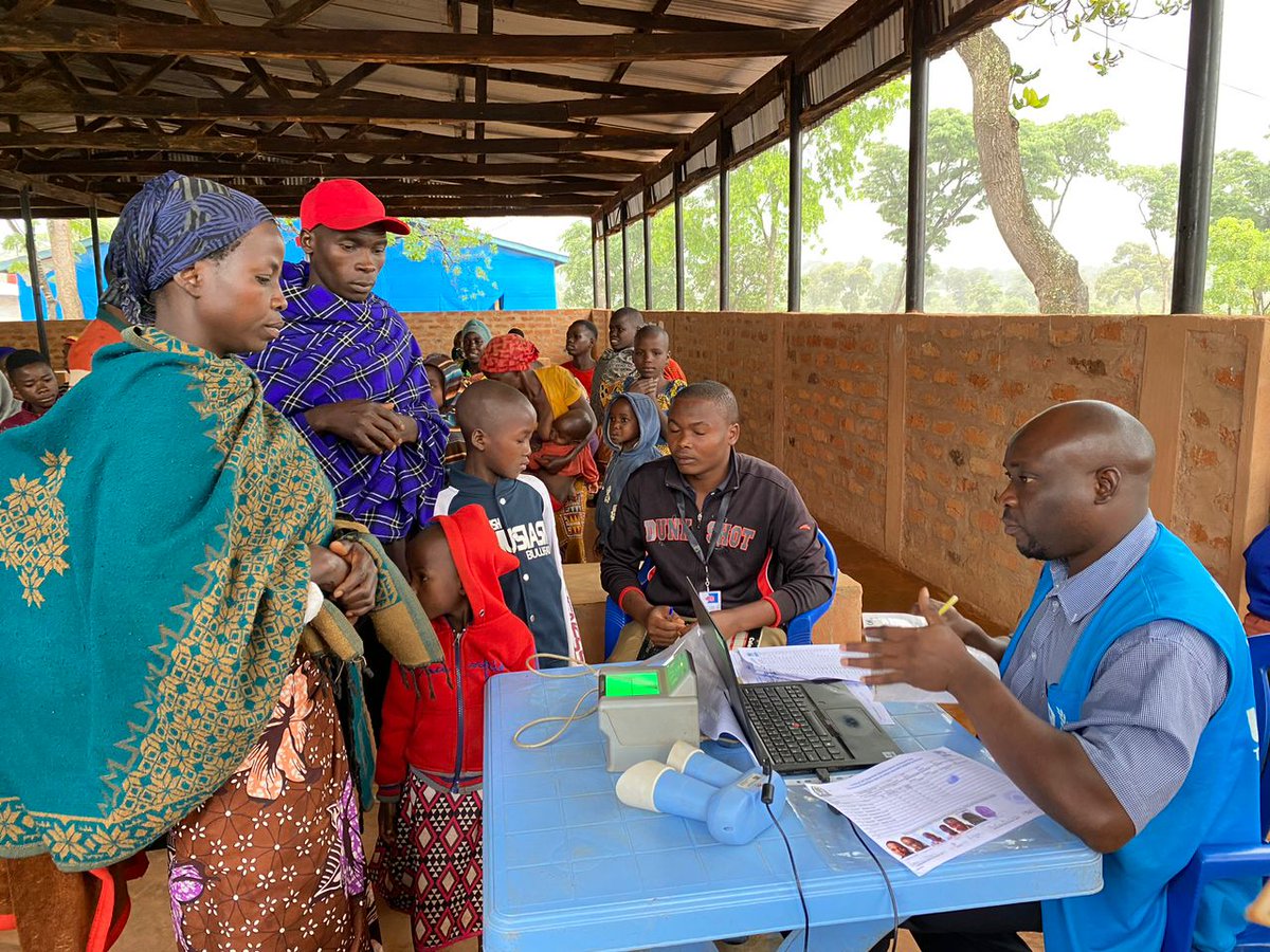 UNHCRTanzania's tweet photo. More than 155,285 Burundians have voluntarily returned home 🏡since September 2017. 

UNHCR and its partners remain committed to continue supporting 🇹🇿 &amp; 🇧🇮 in ensuring sustainable repatriation.

🙏🏿Asante sana Tanzania for hosting #refugees over decades. https://t.co/aguQ2zUhi6