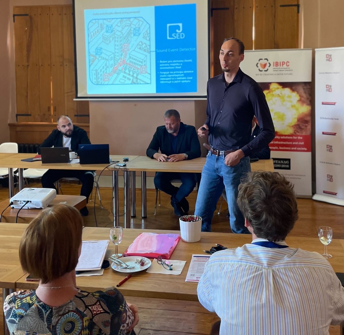 JaludEmbedded's tweet photo. Minulý týden jsme se zúčastnili odborného semináře "Bezpečná nemocnice optikou standardizace", který uspořádal Středočeský kraj.
#SoundEventDetector #SED dokáže rychle identifikovat různé zvukové události a včas upozornit personál na potenciální nebezpečí.
https://t.co/dzYpoTxJlB https://t.co/EQgNrQAUuP