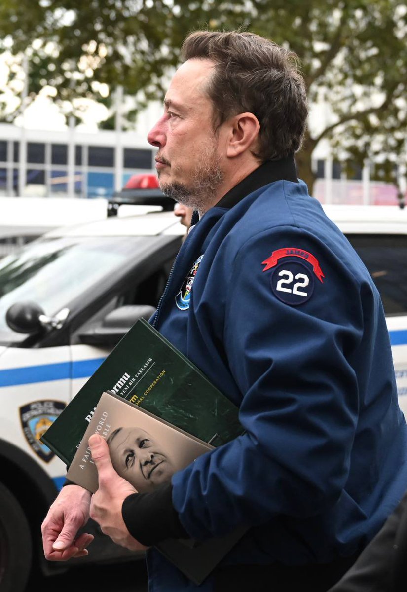 Sen Akparti Newyork il başkanımısın?

Reisin kitabını kolunun altına alıp yürümek te nedir abi?😃

Bence yılın fotoğrafı olur.