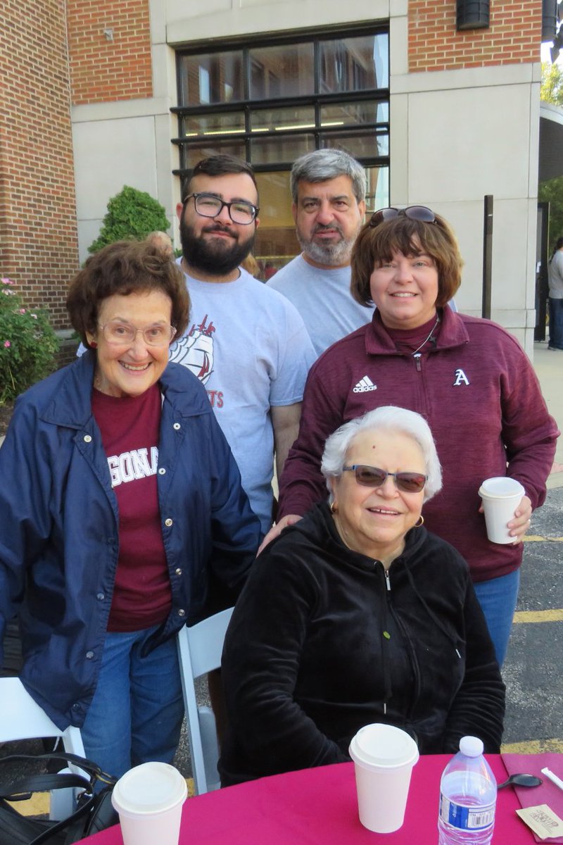 E_RODRIGUEZ_IG's tweet image. Always a fun time meeting the staff of Argo. #GoArgo #ArgoPride #alumni #highschool #hoco #VillageOfSummit