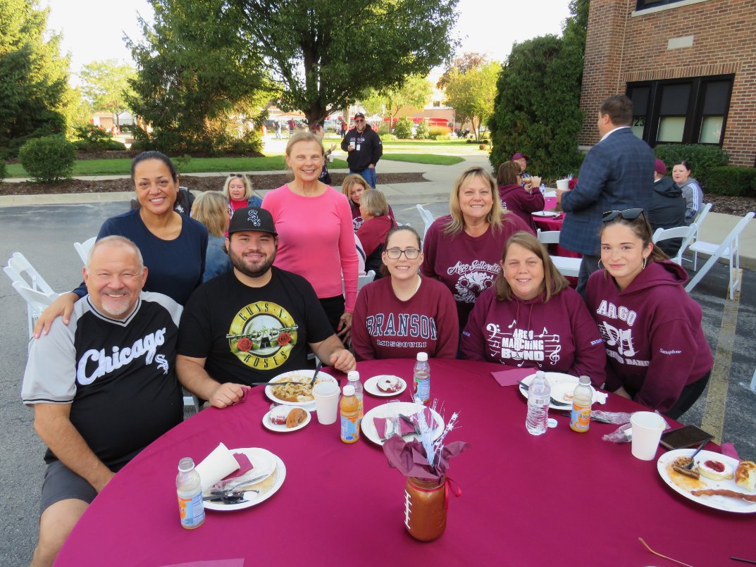 E_RODRIGUEZ_IG's tweet image. Always a fun time meeting the staff of Argo. #GoArgo #ArgoPride #alumni #highschool #hoco #VillageOfSummit