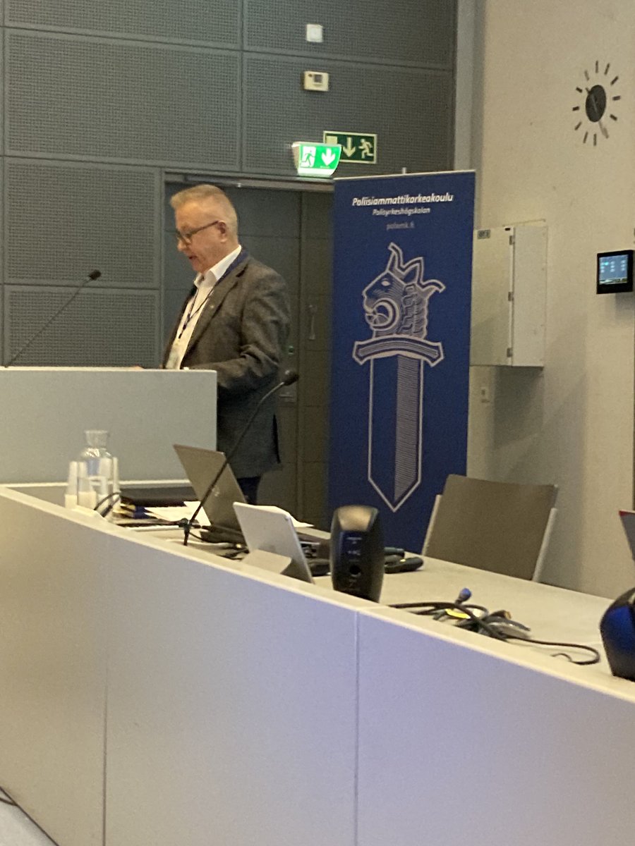 Juhlava hetki. Poliisikoulutusta 50 vuotta Tampereella. Juhlistettavana 'Pohjolankadulta Hervantaan' -teos.