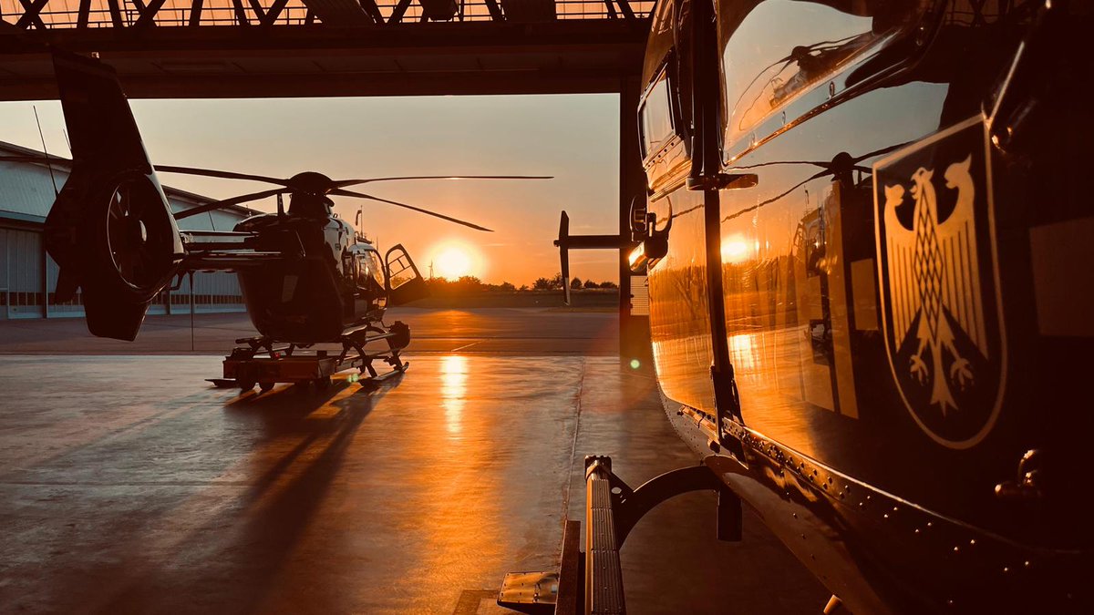 bpol_11's tweet photo. #TakeOff für den 42. Ausbildungslehrgang.
Heute um 08:45 Uhr starteten die 29 Pilotinnen und Piloten sowie die 3 Techniker mit den Hubschraubern aus #SanktAugustin in die #Taktikwoche. Erster Zwischenstopp: #Gifhorn.

#42PIFT https://t.co/B2agbEYZJ9