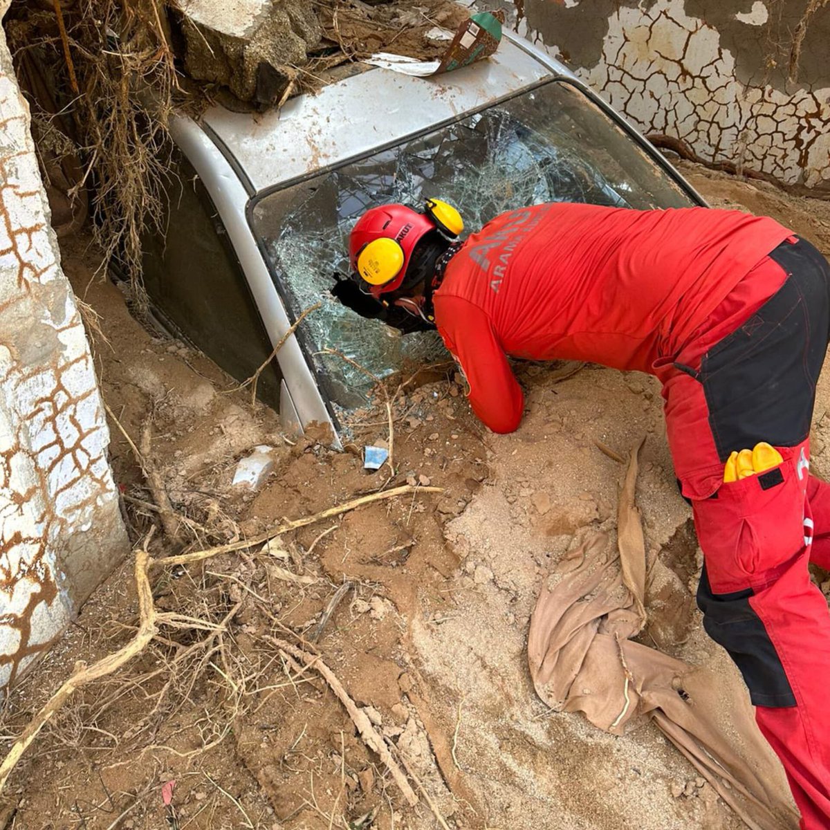 AKUTAssociation's tweet photo. #AKUToperation Our team, which went on an operation following the flood in Libya, continues its search and rescue efforts in Derne.
#sel #flood #LibyaSel #floodLibya https://t.co/Zef3DtE2PA