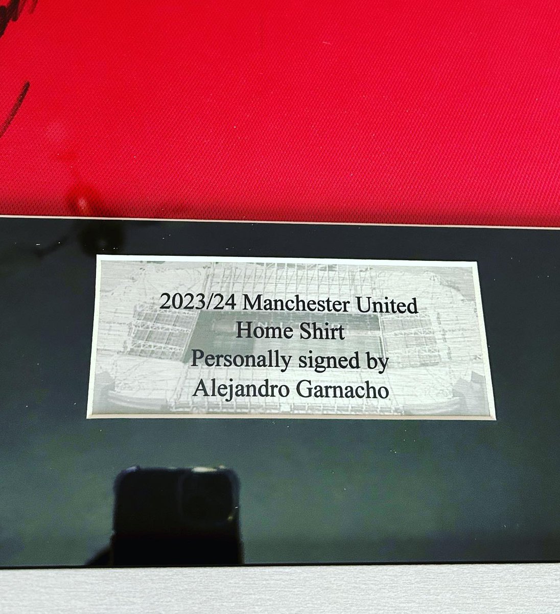 bkframing's tweet photo. FOR SALE (contact for price) - 

2023-2024 Manchester United Home Shirt by @adidas hand-signed ✍️ by ALEJANDRO GARNACHO - with CERTIFICATE OF AUTHENTICITY.

This is a nice large and clear signature &amp; red home shirt looks AWESOME against the silver frame/mount.

#idealgift https://t.co/Fjde22oZZ6