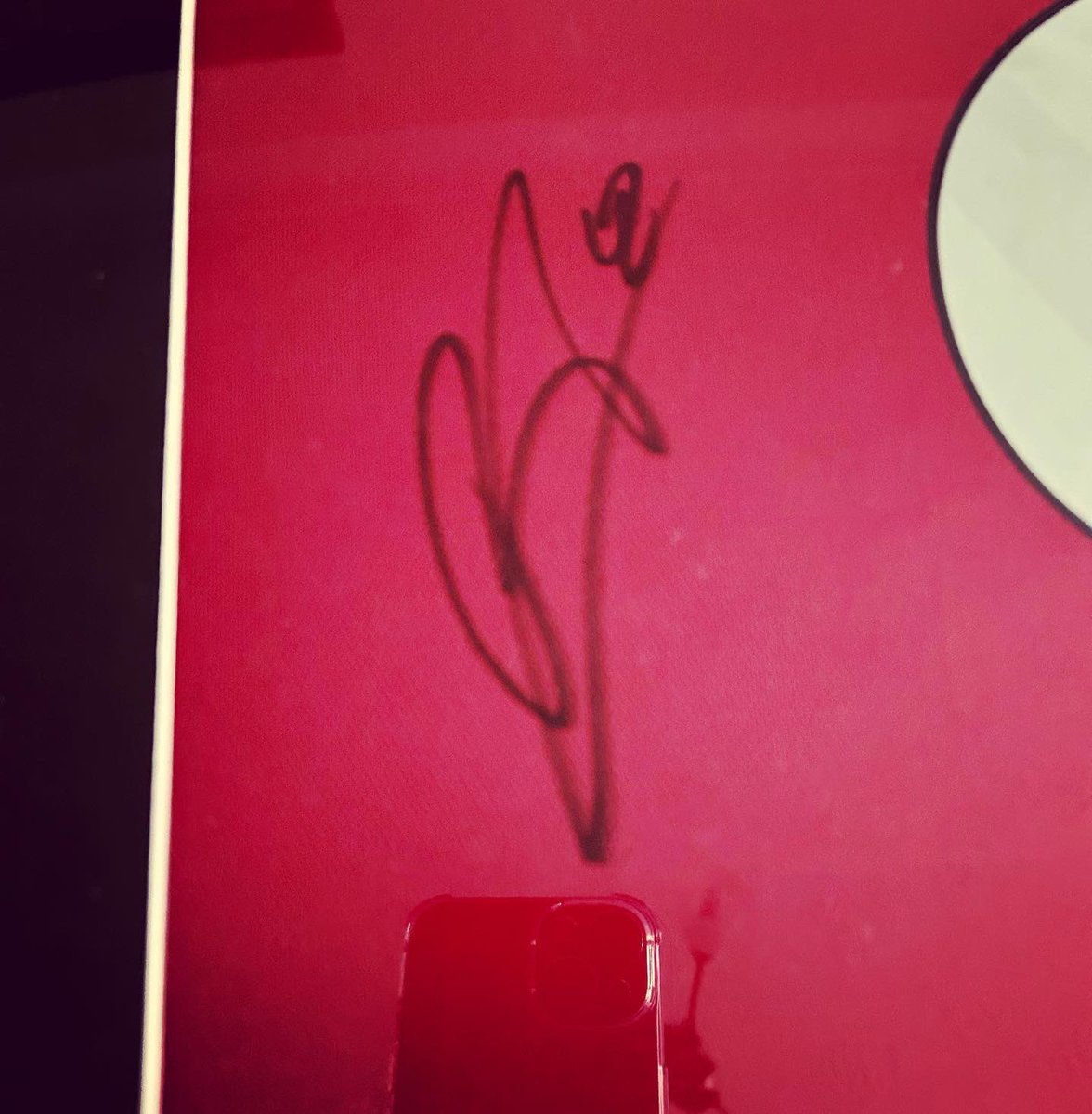 bkframing's tweet image. FOR SALE (contact for price) - 

2023-2024 Manchester United Home Shirt by @adidas hand-signed ✍️ by BRUNO FERNANDES - with CERTIFICATE OF AUTHENTICITY.

This is a nice large and clear signature &amp;amp; red home shirt looks AWESOME against the silver frame/mount.

#idealgift