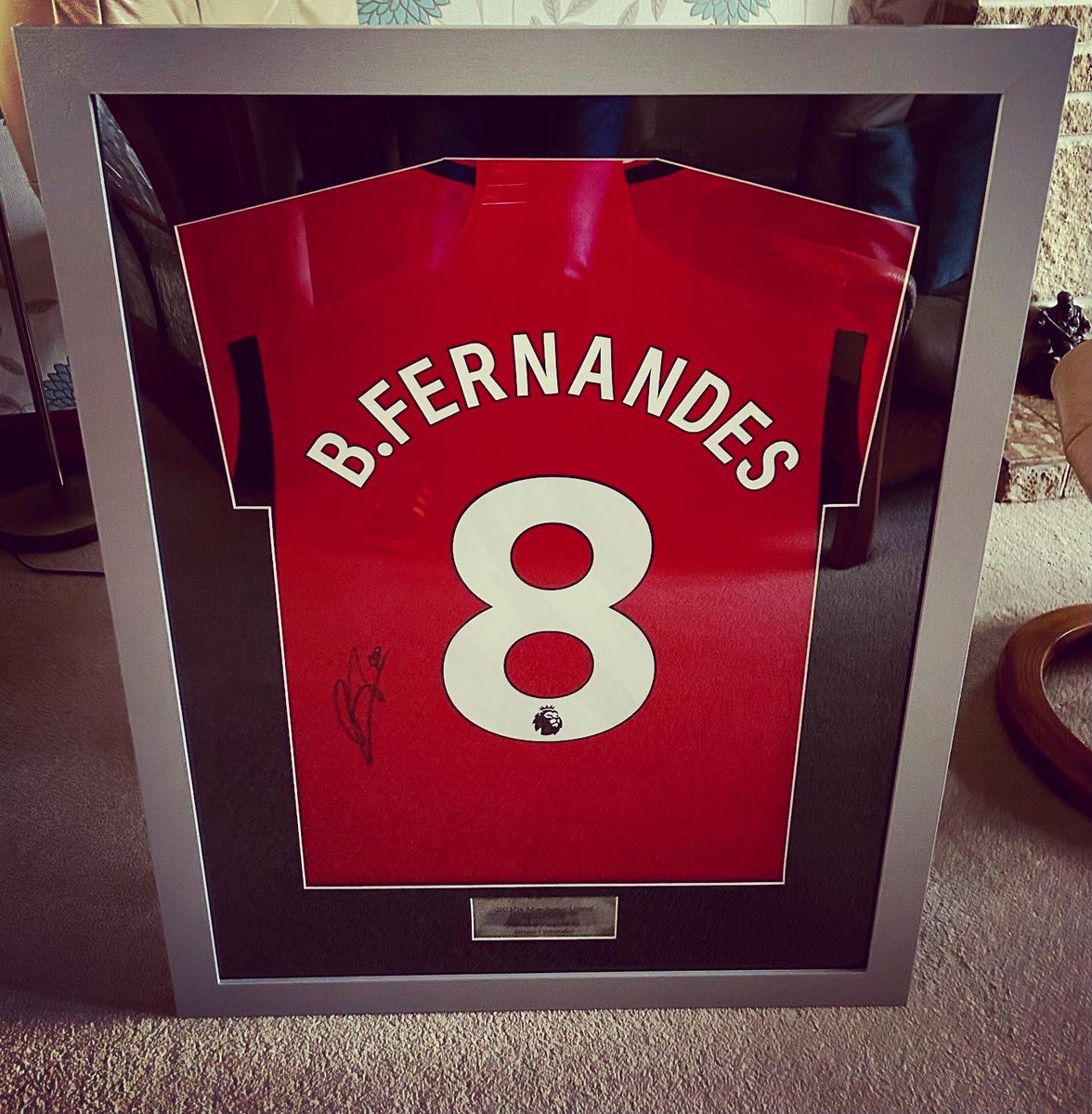 bkframing's tweet image. FOR SALE (contact for price) - 

2023-2024 Manchester United Home Shirt by @adidas hand-signed ✍️ by BRUNO FERNANDES - with CERTIFICATE OF AUTHENTICITY.

This is a nice large and clear signature &amp;amp; red home shirt looks AWESOME against the silver frame/mount.

#idealgift