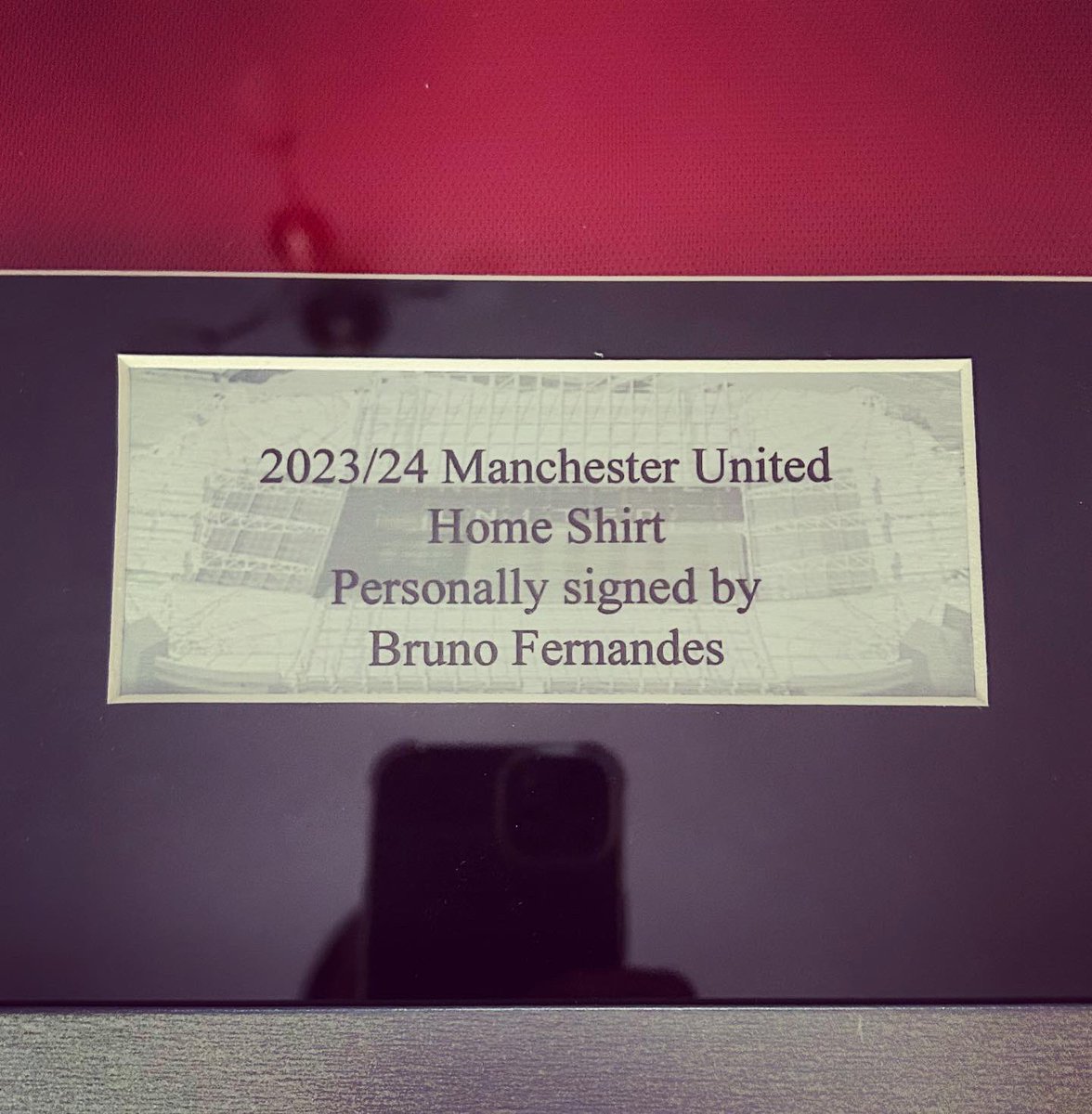 bkframing's tweet image. FOR SALE (contact for price) - 

2023-2024 Manchester United Home Shirt by @adidas hand-signed ✍️ by BRUNO FERNANDES - with CERTIFICATE OF AUTHENTICITY.

This is a nice large and clear signature &amp;amp; red home shirt looks AWESOME against the silver frame/mount.

#idealgift