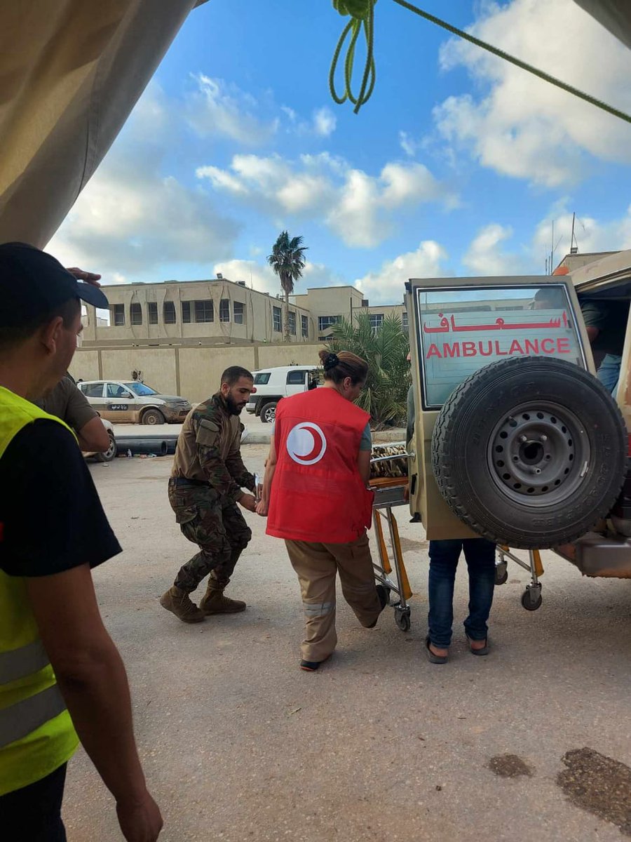 إن <a href="/CroissantRouge/">Tunisian Red Crescent</a> متواجد على الأرض في درنة، بحيث أقام مستشفى ميداني يقدم الاسعافات الأولية والدعم النفسي-الاجتماعي للمتضررين من #فيضانات_ليبيا، وذلك من خلال طاقم من الأطباء والممرضين واخصائي نفسي. 

هذا، ويساعد الهلال الاحمر التونسي أيضاً في عمليات انتشال جثث الضحايا.