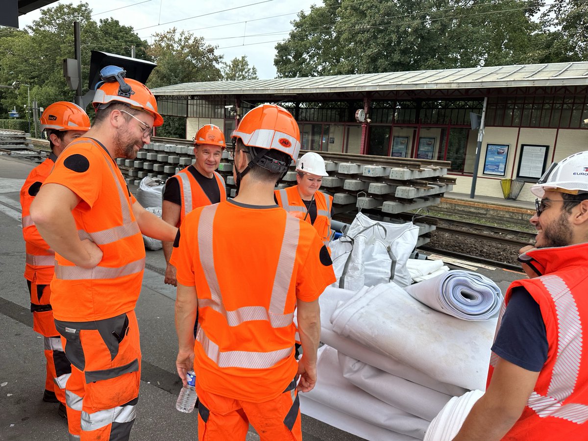 Ce week-end, nous avons eu le plaisir d'ouvrir les portes d'un chantier RVB et étanchéité au viaduc de Meulan. 🚧 C'était l'occasion parfaite pour échanger avec les élus de #Meulan sur nos enjeux et répondre aux demandes de leurs riverains. Un moment enrichissant de partage ! 🤝
