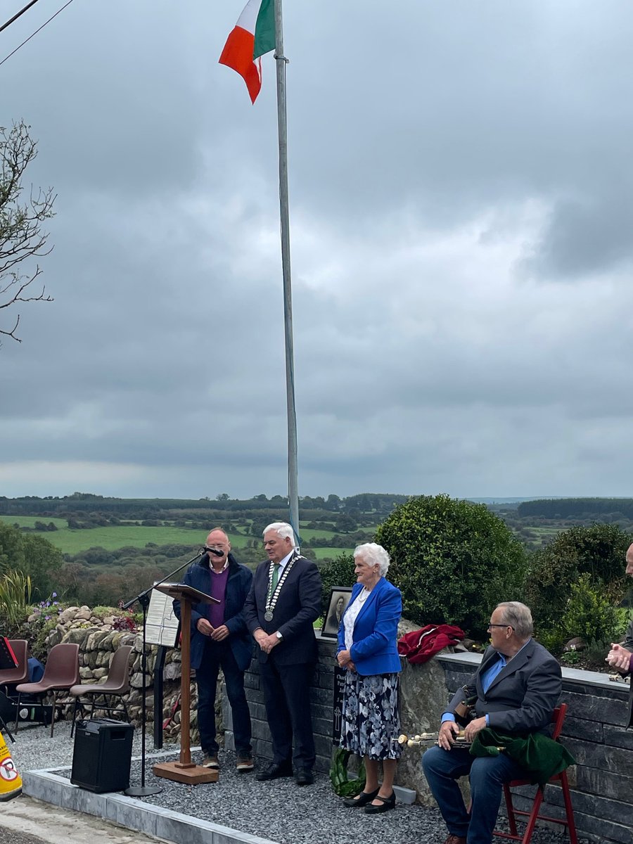 Dignified ceremony in #newcestown to commerate 3 local Men who died during civil war. Patrick Murray, Charles ó Leary & John Desmond died after explosion on 4th Feb 23. Historical Association brought families & neighbors together to remember the dead & injured @SouthernStarIRL