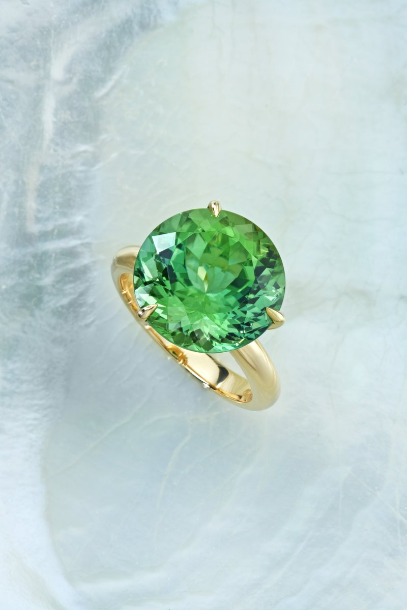 DorisHangartner's tweet photo. ✨ Green Tourmaline ✨
Tourmaline is a unique miracle of color, the gemstone comes in all colors of the rainbow. We love the deep green color of this gem. It is set in rose gold 18K to make the gem shine. 
#gems #tourmaline #ring #gold #jewelry #jewels #green #shine https://t.co/ljY2KbOaVW