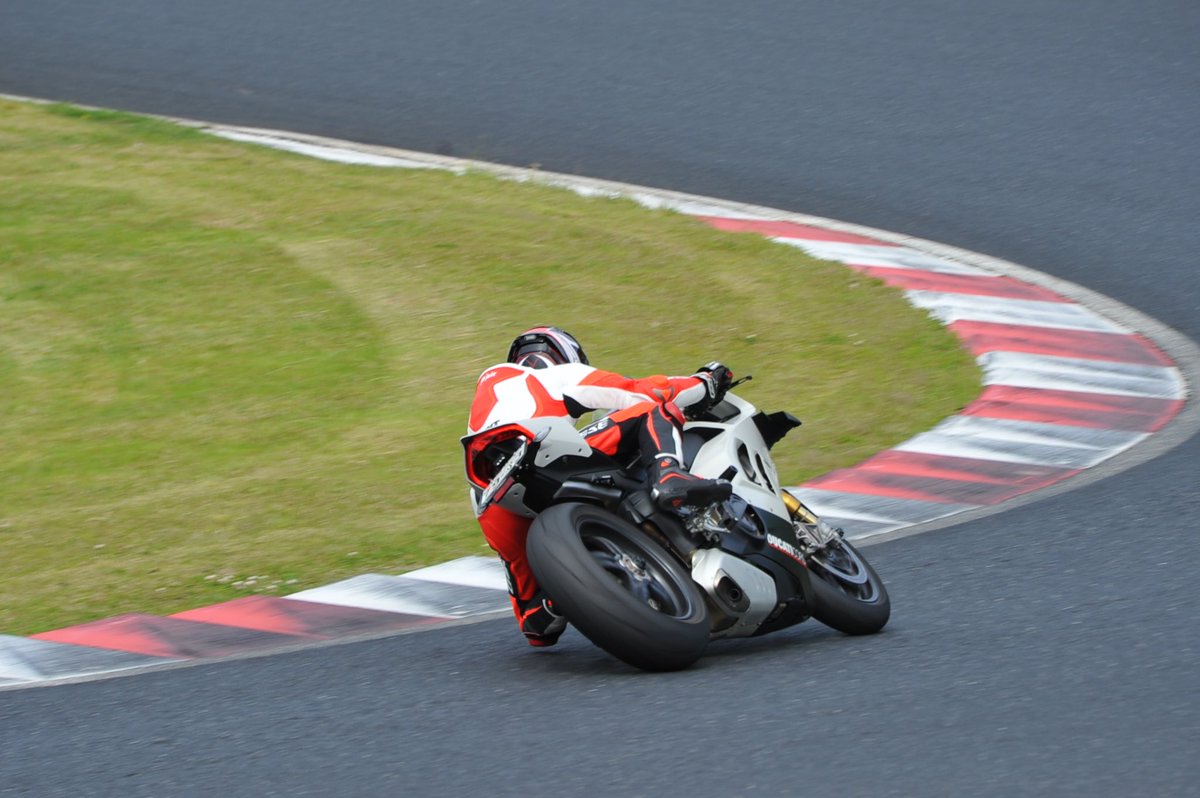 2023/11/13(月)開催
岡山国際フォトショットランニング走行会
の募集を開始しました！
30分×3本のフリー走行の
走り応え抜群の走行会です。
メーカー不問、サーキット初心者の方は先導付き慣熟走行も行っています。
詳細は弊社HPよりご確認ください。
皆様のご参加をお待ちしております！