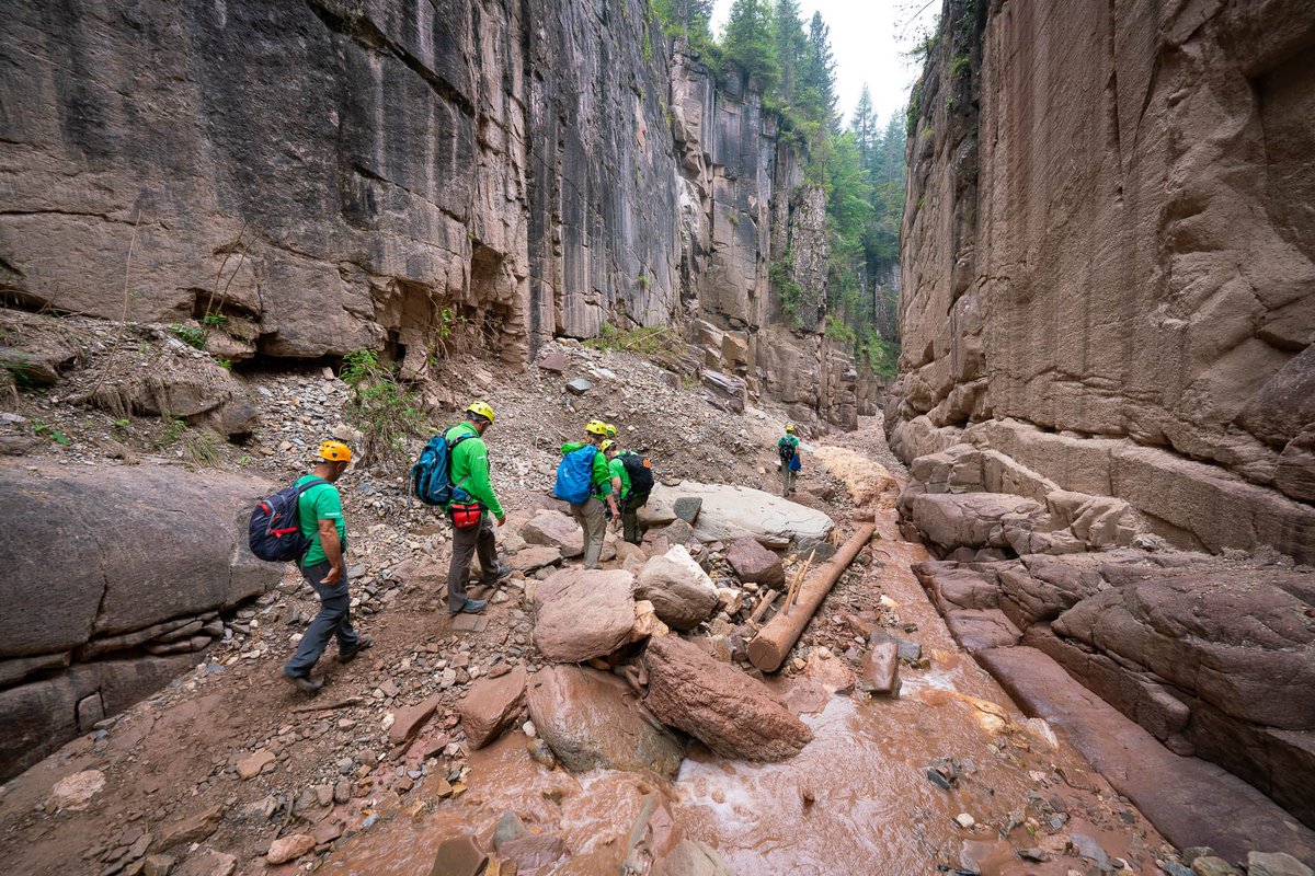 Afin de nous préparer aux missions d’exploration qui s’approchent 🌕🔴, nous suivons un cours de géologie intensif sur le terrain en Italie 🇮🇹, Allemagne 🇩🇪 et Espagne 🇪🇸, en immersion totale. 

#pangaea <a href="/esaspaceflight/">Human Spaceflight</a> <a href="/ESA_CAVES/">ESA CAVES & PANGAEA</a>