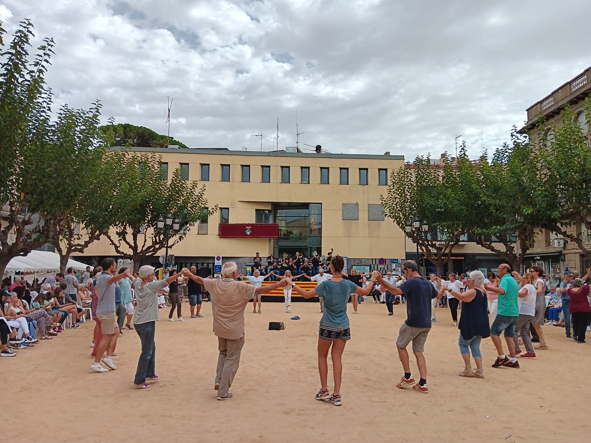 AjSFCodines's tweet photo. 🎶 Ambient de sardanes diumenge de Festa Major de #santfeliudecodines on l'Agrupació sardanista va organitzar una audició i ballada a la plaça.
🪈 Amb la Cobla Lluïsos!
➡️ S'alternaven les sardanes amb els balls tradicionals de l'Esbart Codinenc.
#FMCodines23 #sfcFM #sfc182 https://t.co/1UG7WroLqb