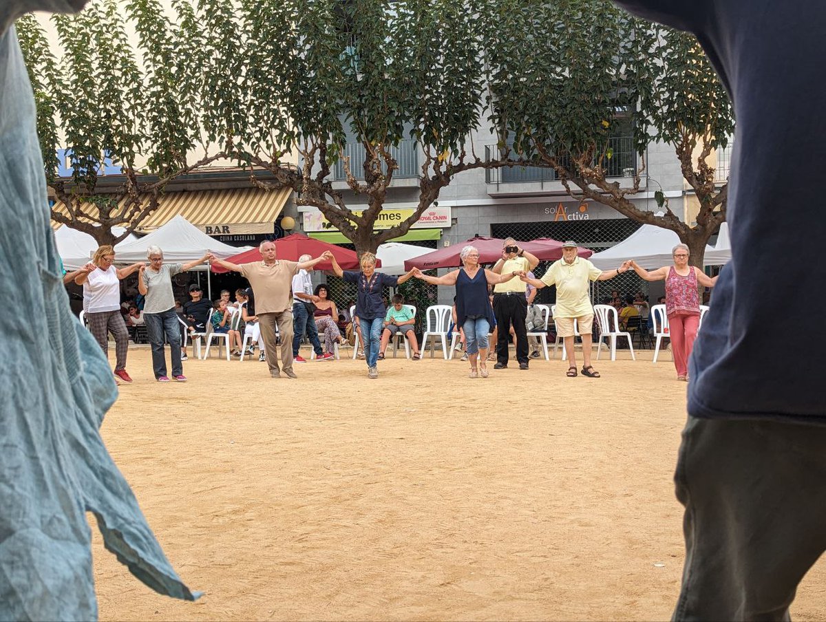 AjSFCodines's tweet photo. 🎶 Ambient de sardanes diumenge de Festa Major de #santfeliudecodines on l'Agrupació sardanista va organitzar una audició i ballada a la plaça.
🪈 Amb la Cobla Lluïsos!
➡️ S'alternaven les sardanes amb els balls tradicionals de l'Esbart Codinenc.
#FMCodines23 #sfcFM #sfc182 https://t.co/1UG7WroLqb