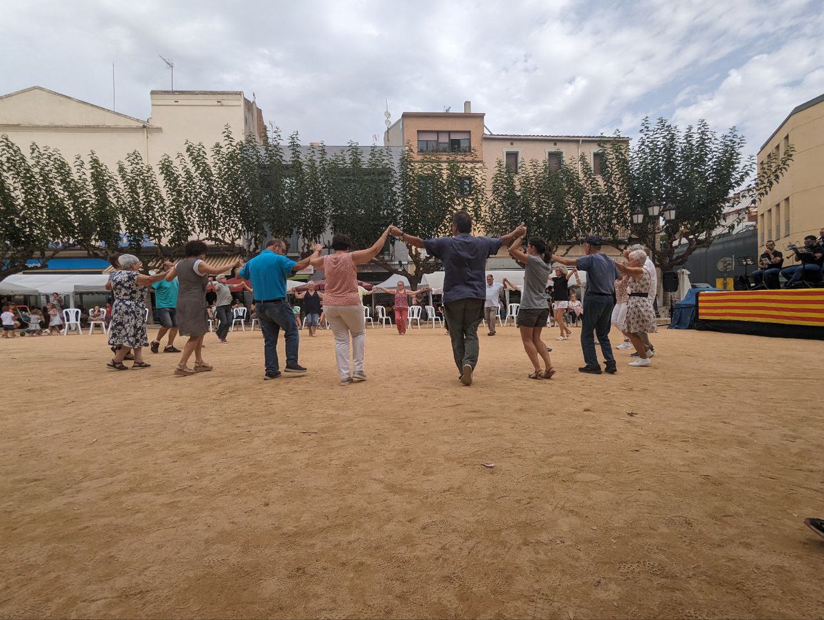AjSFCodines's tweet photo. 🎶 Ambient de sardanes diumenge de Festa Major de #santfeliudecodines on l'Agrupació sardanista va organitzar una audició i ballada a la plaça.
🪈 Amb la Cobla Lluïsos!
➡️ S'alternaven les sardanes amb els balls tradicionals de l'Esbart Codinenc.
#FMCodines23 #sfcFM #sfc182 https://t.co/1UG7WroLqb
