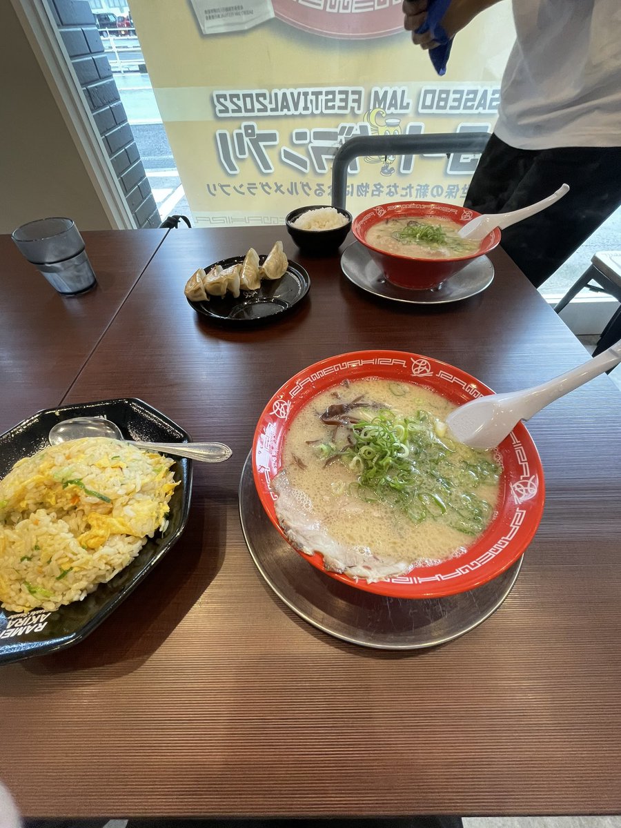 ramune_088's tweet photo. 友達と1日遊んで昼にラーメン食べた https://t.co/mujqzlhW9C