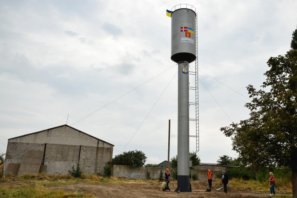 🚰A water tower was installed in the Halytsynove community of Mykolaiv oblast. Procured by UNOPS under an ongoing project with 🇩🇰, it will provide drinking water to 1,700+ people. Read more in this post by the Mykolaiv oblast administration (Ukrainian): bit.ly/3EGdomP