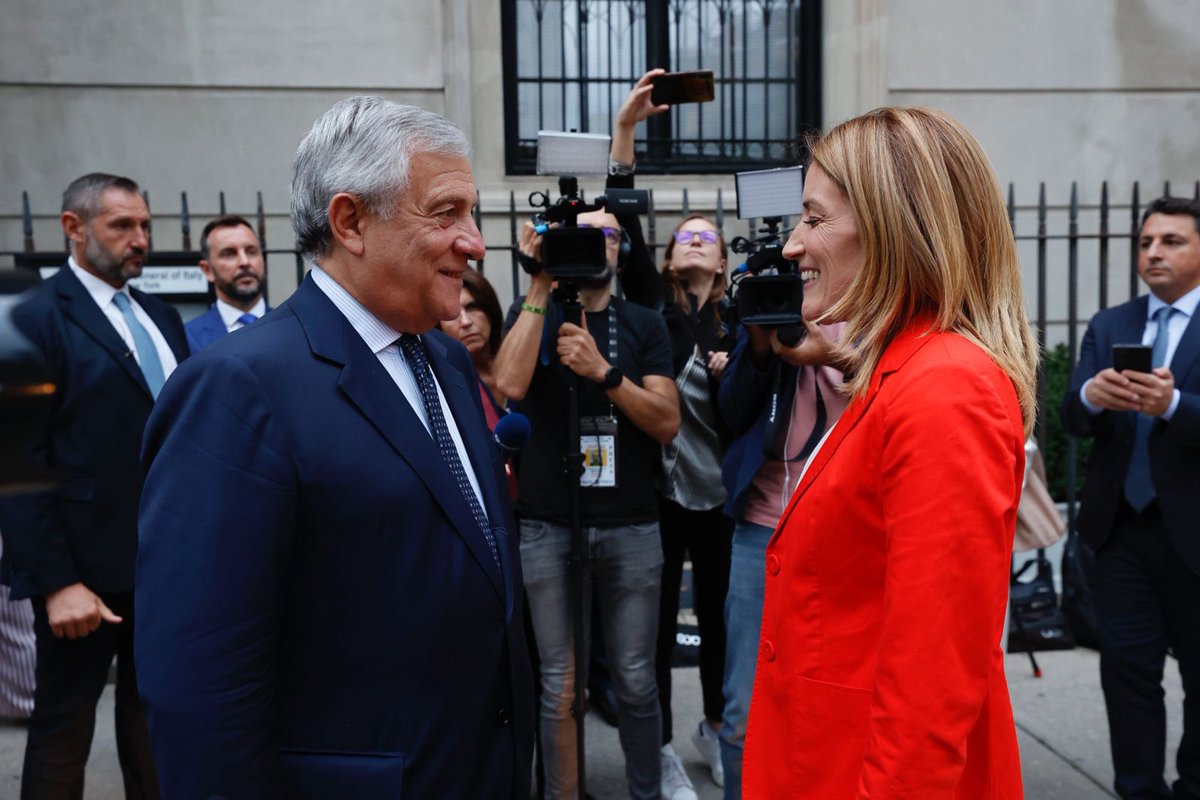 Antonio_Tajani's tweet photo. Un piacere accogliere @RobertaMetsola al Consolato🇮🇹 a NY per l’inaugurazione della “Grande Visione italiana”, una mostra che porta nel mondo la #CollezioneFarnesina. La #diplomaziaculturale è un potente strumento di politica estera con un ruolo centrale per la promozione dell’🇮🇹 https://t.co/RBCewgzt0O