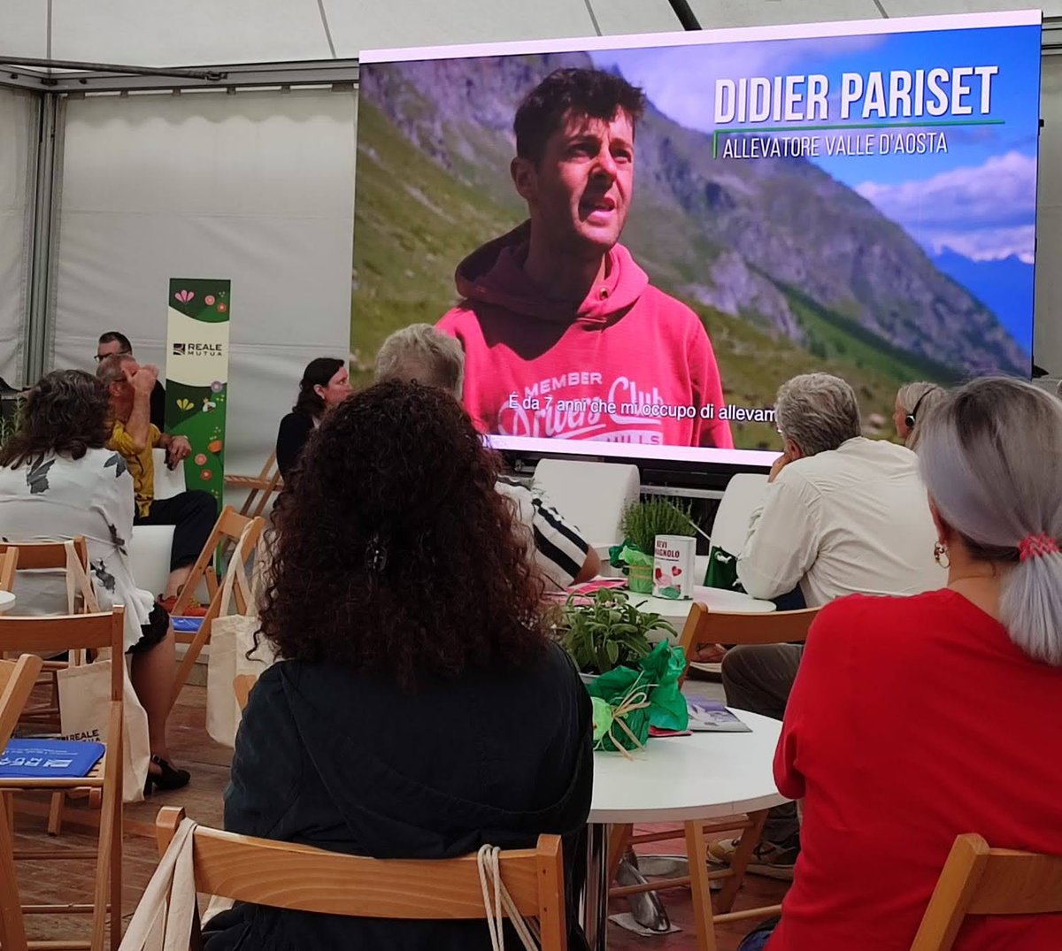 Casa della #biodiversità - #cheese23 
Conferenza dedicata alla vulnerabilità delle terre alte ai cambiamenti climatici. Tra gli interventi, presentando il progetto #life #PASTORALP, anche Mauro Bassignana, Direttore della Sperimentazione Institut Agricole Régional <a href="/LIFEprogramme/">LIFE Programme</a>