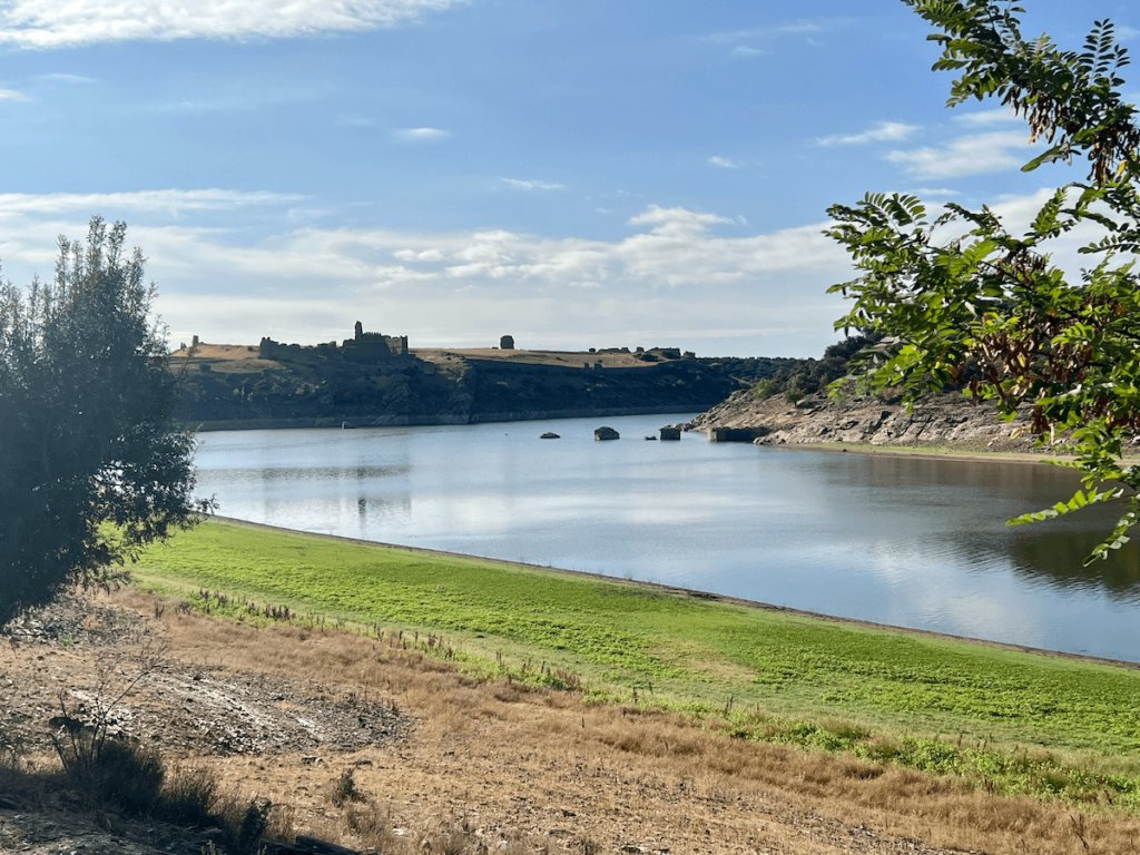 #VYMM. Primera escapada a una zona imprescindible en la historia de la provincia de #Zamora: Castrotorafe, conocida también como la ‘antigua Zamora’ una fortificación medieval de carácter defensiva junto al embalse de Ricobayo y en plena Vía de la Plata
 viajarymuchomas.com/castrotorafe-e…