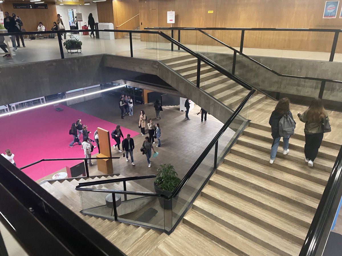 JudithSStirling's tweet photo. And just like that … it is the first day of the semester. For the first time I do not teach in our #GSEM building but in Uni Dufour. Different building- same course. Welcome! #rentree @UNIGEnews @unige_en https://t.co/4jlIqlprWJ