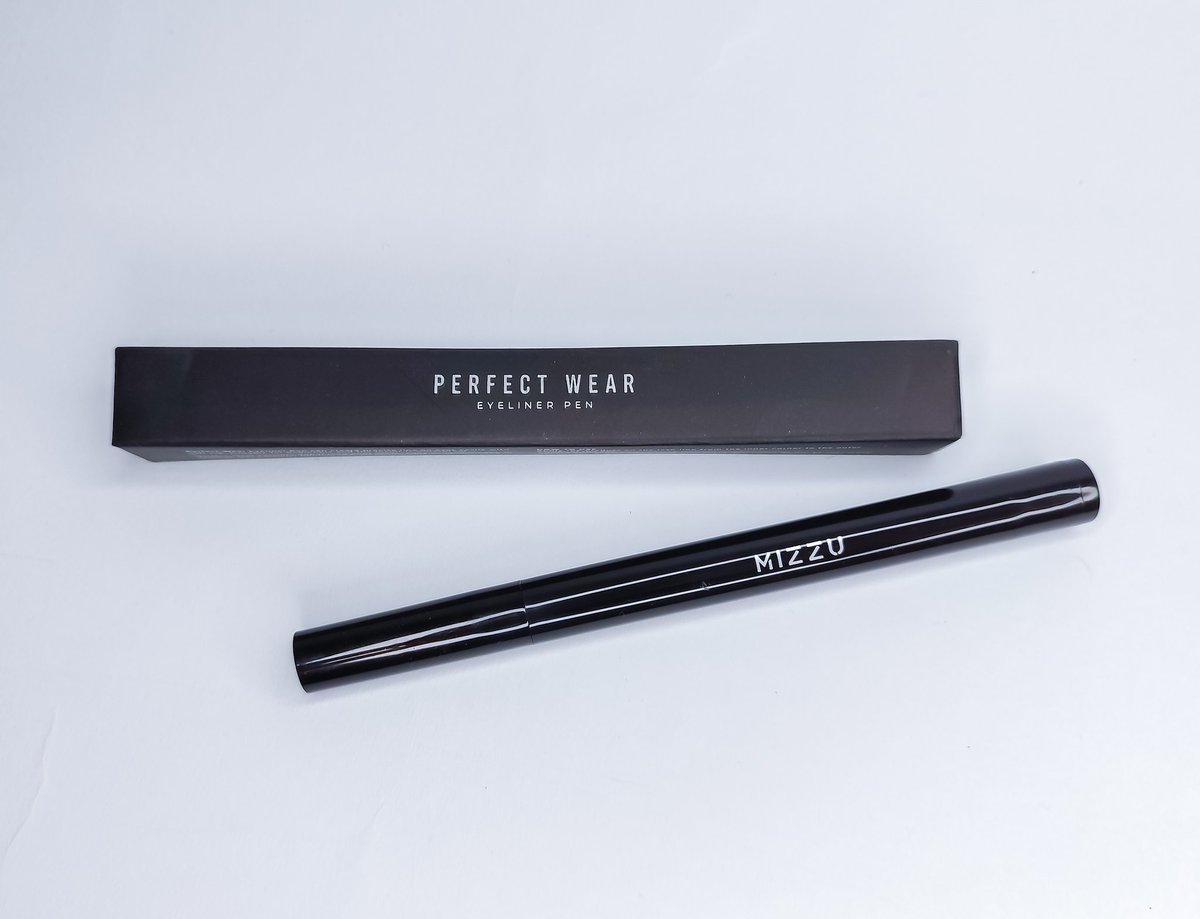 Dheapspta's tweet photo. Buat kalian yg baru belajar makeup atau gak jago makeup, cobain eyeliner ini deh! Cocok banget buat beginner karna di apply-nya gampang 😉

✨ Mizzu Perfect Wear Eyeliner Pen ✨

— A REVIEW —

#racuninmakeup #beautybydheapspta @MizzuCosmetics https://t.co/pN2vi7AKyc