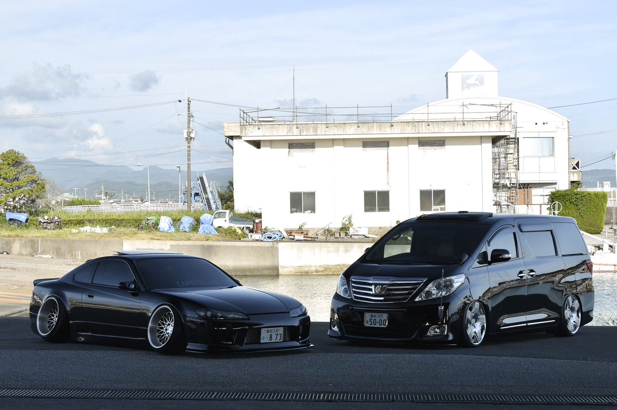 我が家にfamily carがやってきました🤣
ずっと20後期が乗りたくて
まさかの県内で見つかり
前オーナーからホイールぐらいしか変わってないですけどちょこちょこやっていこうかなと😁
綺麗なうちにやなと並べて記念の1枚✨