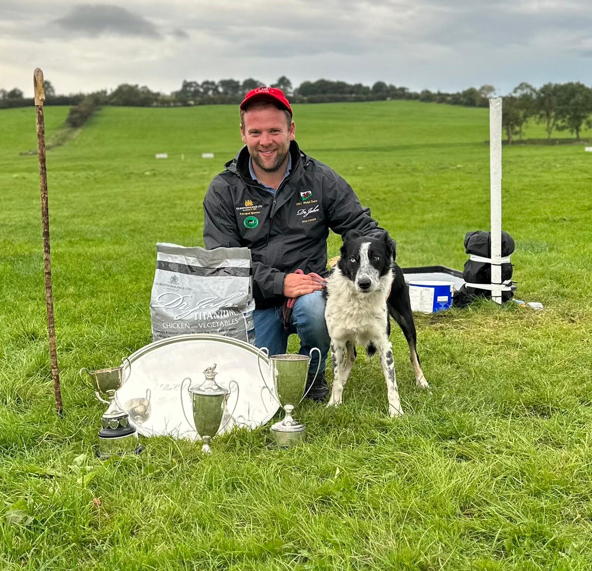 Diolch enfawr i Dewi Jenkins am y croeso cynnes a diwrnod cofiadwy yn Nhalybont yn gynharach mis yma yn ystod ein wythnos yn Aberystwyth. 
Profiad arbennig i'r chwaraewyr gyda'r cwn a defaid 🐶

Llongyfarchiadau ar dy lwyddiant yn y bencampwriaeth ddiweddar gyda Jock 👏