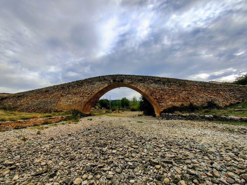 javix's tweet photo. Diumenge, aprofitant el seguiment de la cursa #EntreParets de #VilaFranca, una visita pendent al pont de la Pobleta de Sant Miquel o del Bellestar, que creua la Rambla de les Truites https://t.co/mxFDGV4KoJ