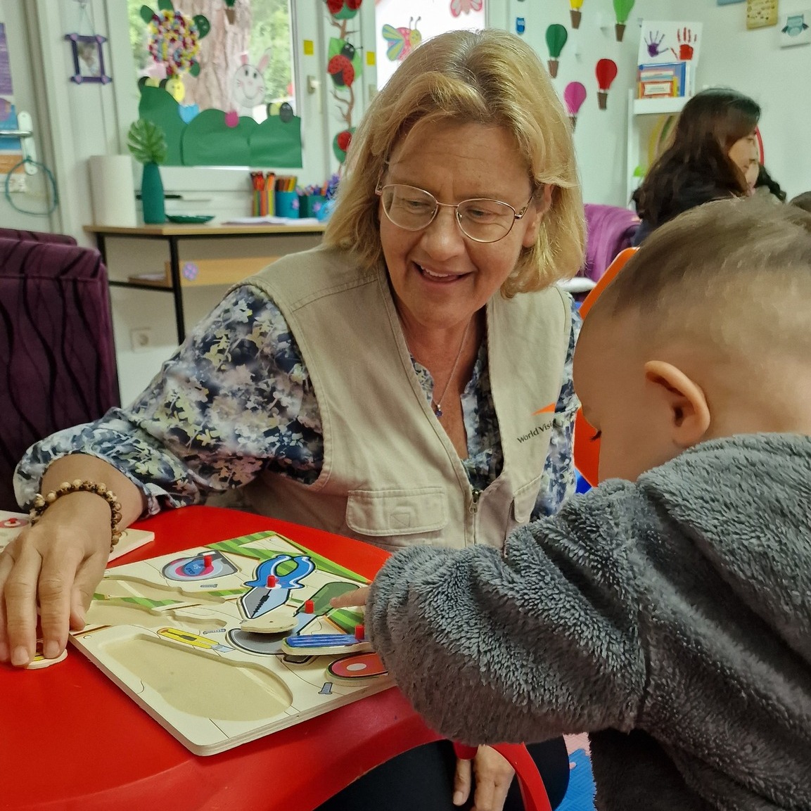 WVMEERO's tweet photo. Almost 150,000 #refugees transited trough Bosnia and Herzegovina in the past 5 years. Their risky journeys take years, and #children are the most vulnerable among them. Amidst the suffering, they find a glimpse of hope as they recover and recuperate in safe spaces designed by @WorldVisionBiH to help them cope.

@EleanorMonbiot, Regional Leader for World Vision Middle East and Eastern Europe is in a refugee camp, meeting and listening to children.