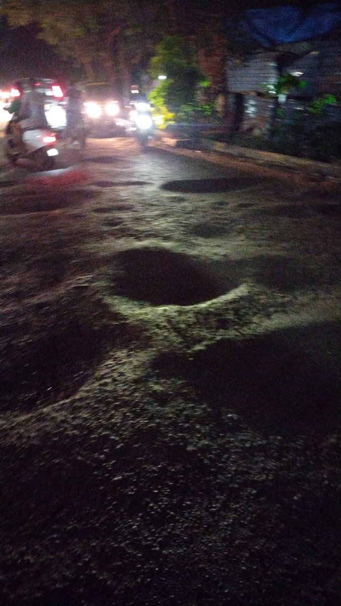 darshanpathania's tweet photo. @mybmcWardPN, 
@mybmc, @mybmcRoads Drastic situation of road Near Royal Oasis, Janakalyan Nagar, Malad Westm Mumbai-400095, request the authorities to look in the matter before drastic situations takes place in future. https://t.co/ZmANB7UGvI